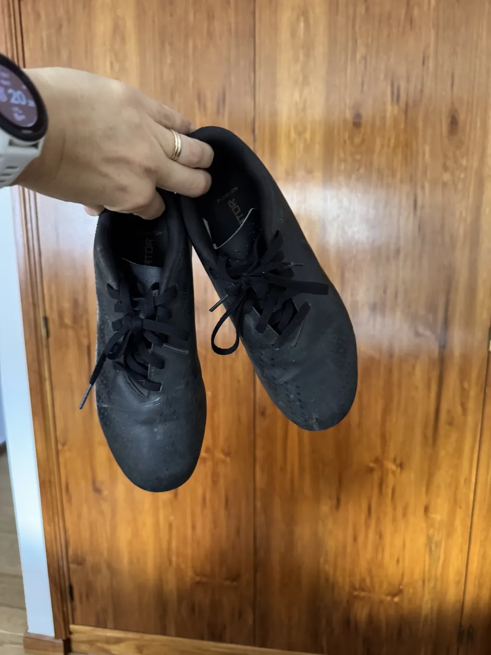 Botines Adidas Predator de fútbol negros con cordones. Tienen suela con tapones para césped. Talle US 5