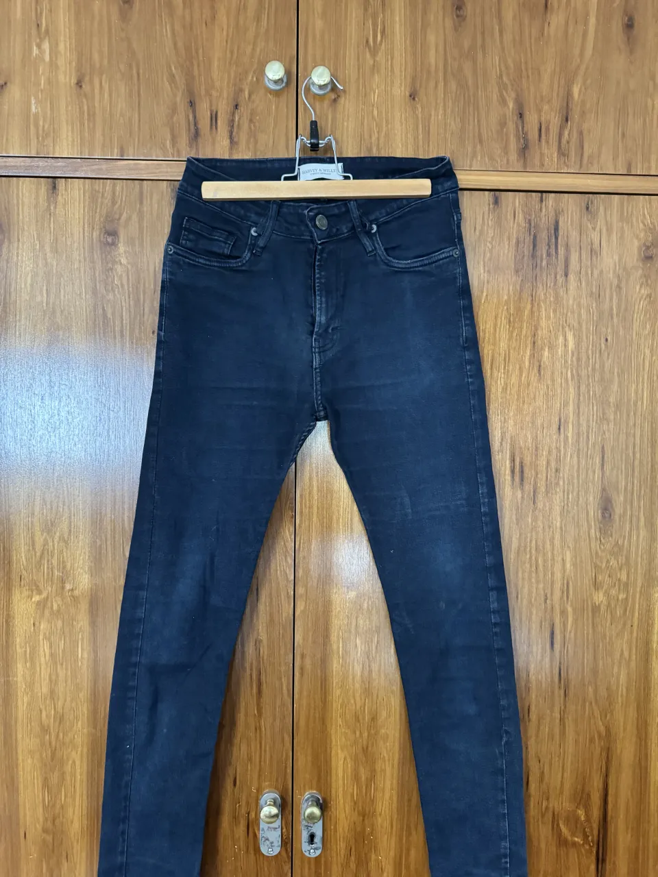 Jeans negros con efecto desgastado. Cuentan con bolsillos delanteros y traseros.