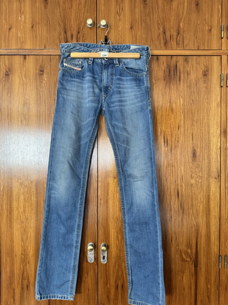 Jeans de algodón Diesel Industry con desgaste y detalles de costura. Cuentan con bolsillos frontales y traseros.