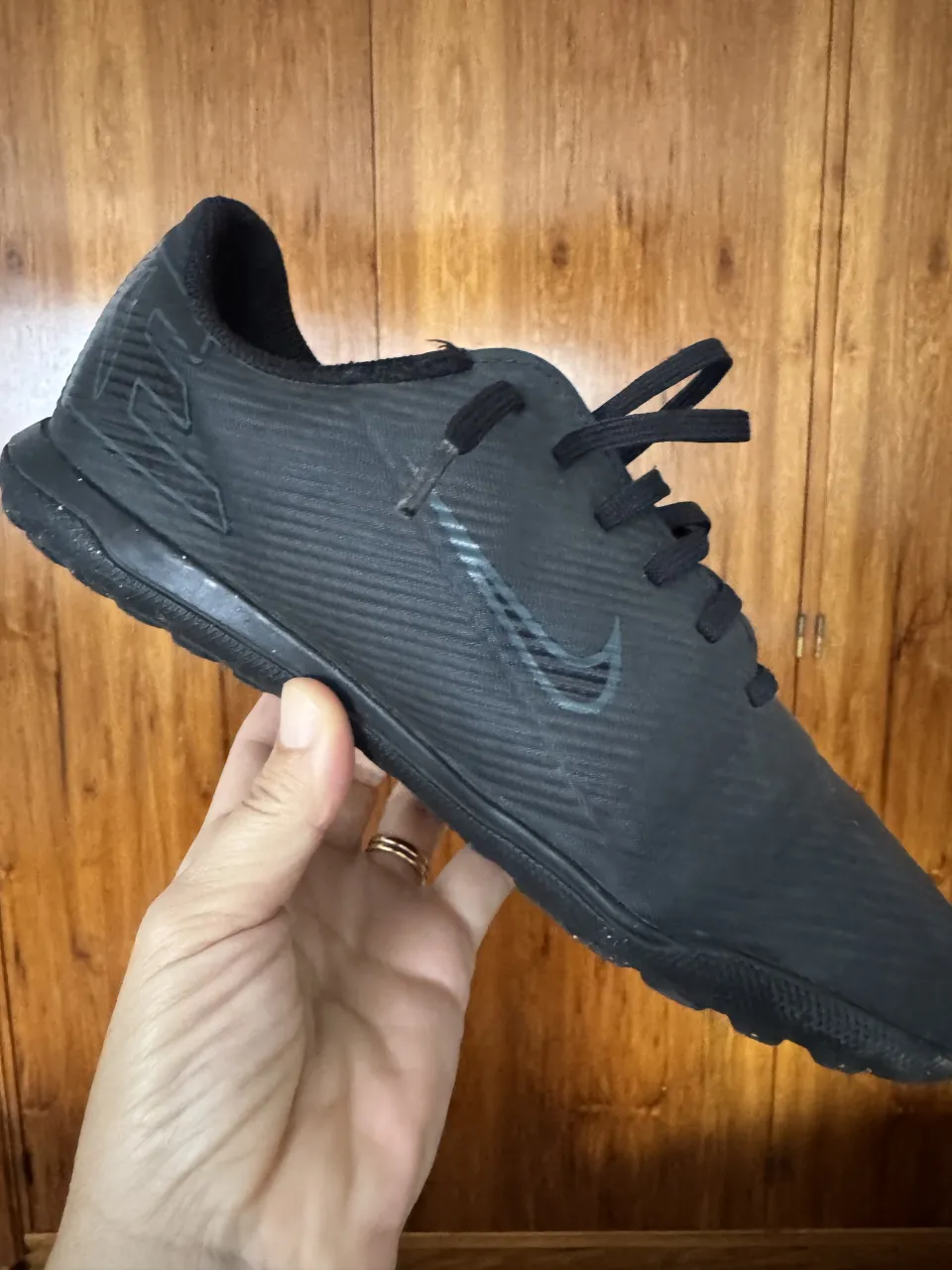 Botines Nike negros con cordones y logo de Nike en los laterales. talle US 5.5Y. Suela con relieve.