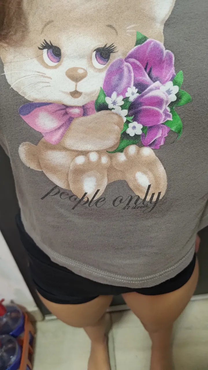 Remera gris con estampa de osito con flores y la frase "people only". Ideal para un look casual y tierno.