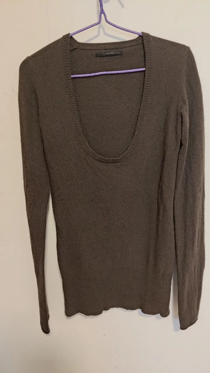 Sweater de lana marrón con escote en V profundo. Ideal para un look casual y abrigado.