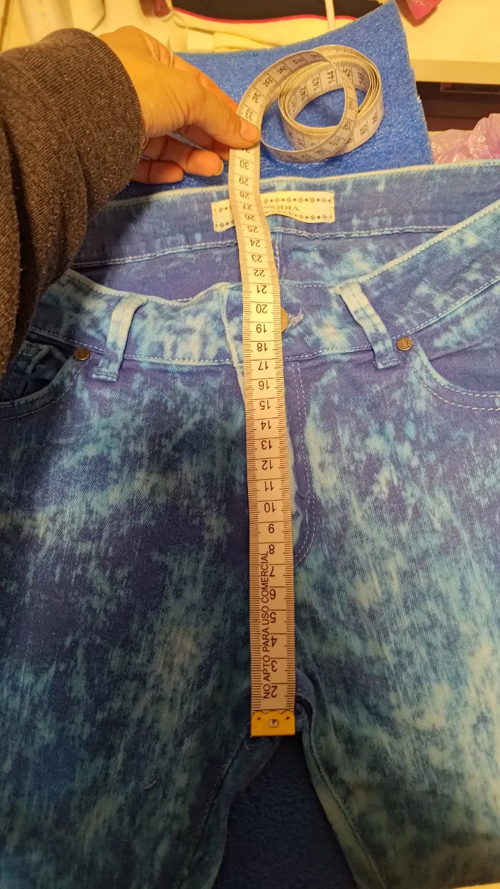 Jeans tiro alto con un lavado súper canchero en tonos azules y celestes. Tienen un diseño único que los hace destacar. Ideales para un look moderno y con onda.