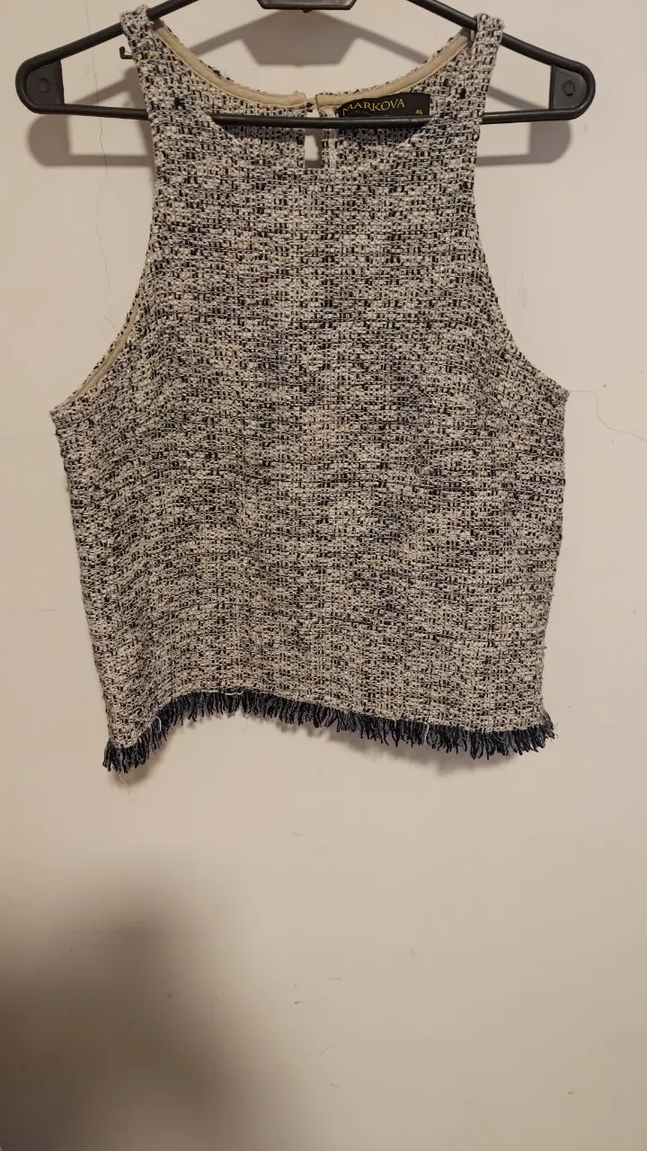 Top tejido sin mangas con detalles de flecos en la parte inferior. Ideal para un look canchero y moderno.