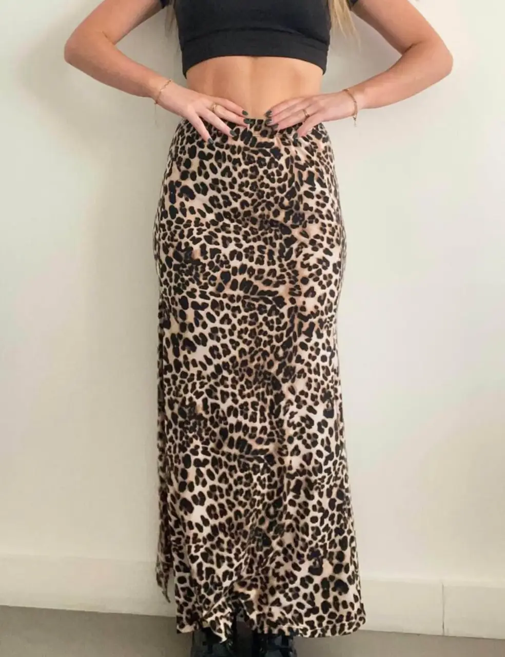Pollera larga con estampado de leopardo. Ideal para un look canchero y a la moda. Perfecta para combinar con un top negro y botas.
