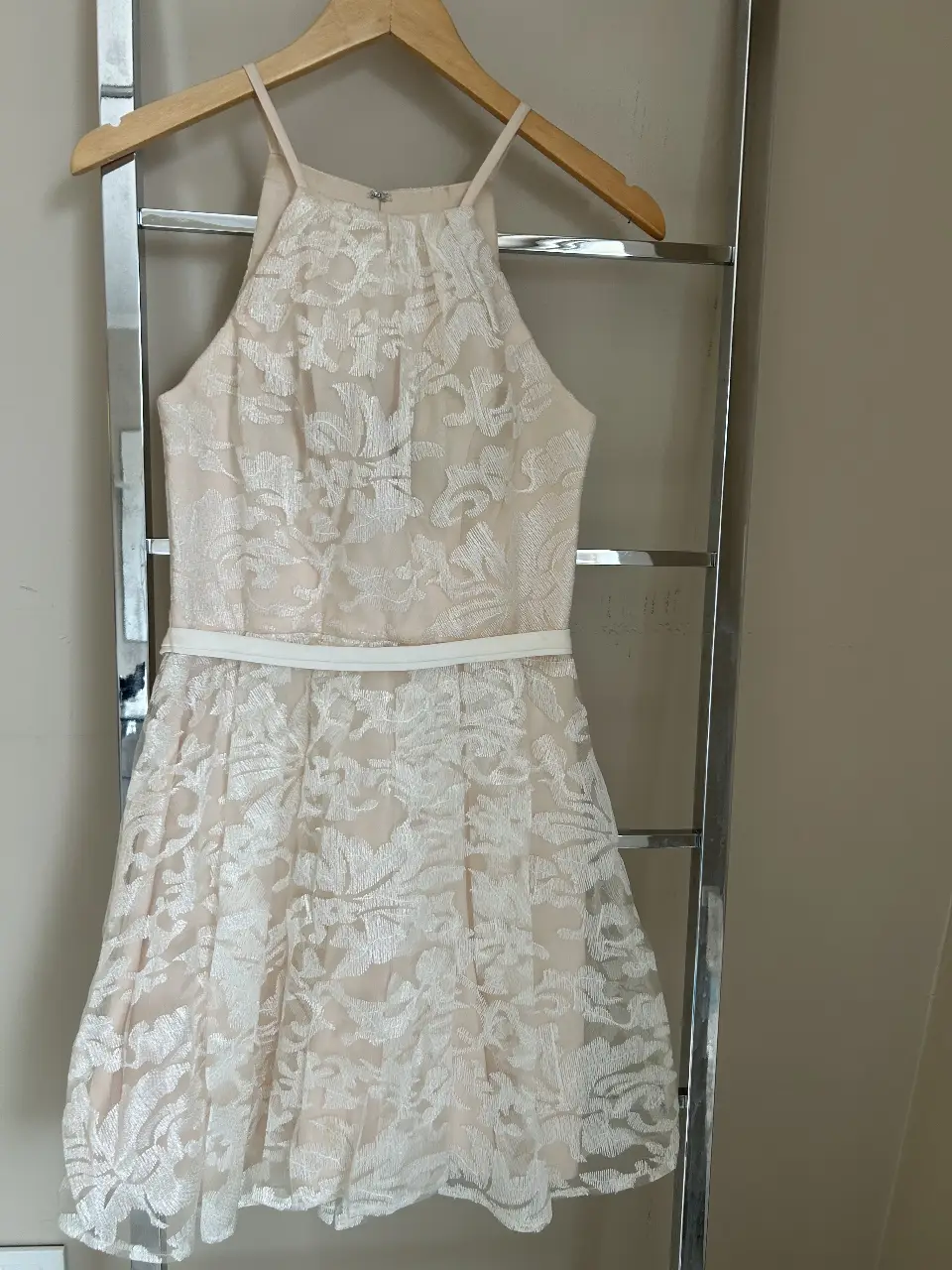 Vestido mini de fiesta, color blanco con detalles bordados. Corte halter y cintura entallada con cinto. Ideal para eventos especiales su uso una sola vez para civil, es  blanco y natural