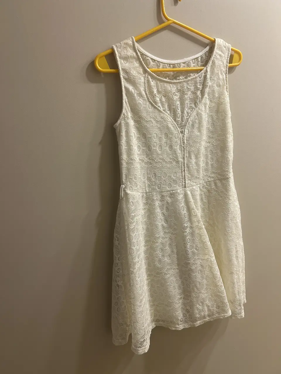 Vestido mini blanco de encaje, ideal para eventos especiales o salidas. Diseño delicado y femenino.