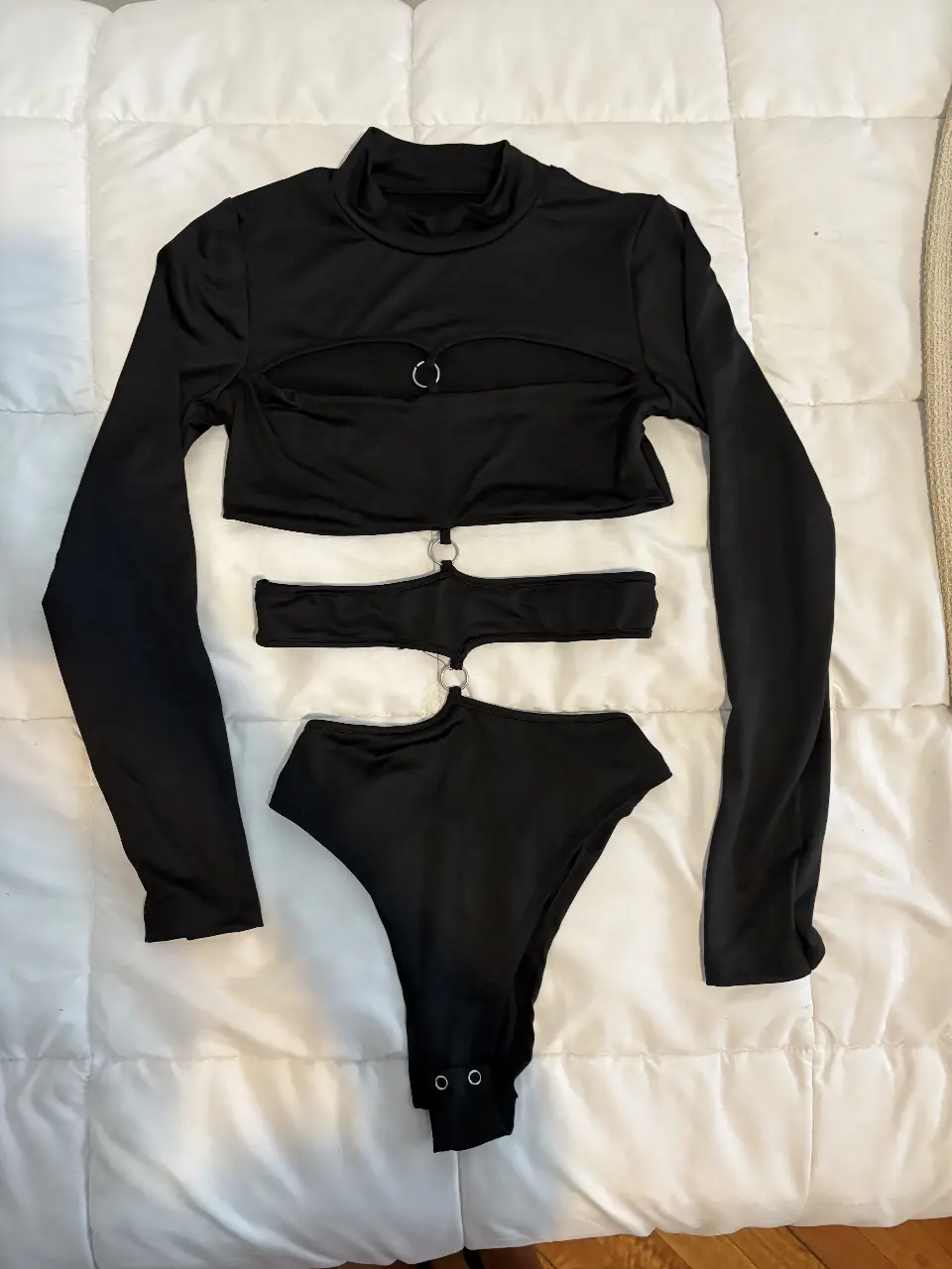 Body negro con diseño cut out y mangas largas. Ideal para fiestas y eventos. NO ES DE MARCA.