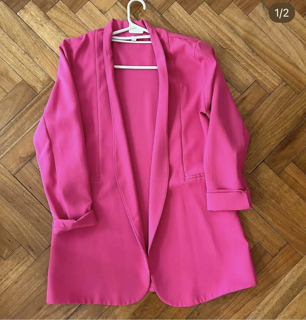 Blazer rosa de mujer, ideal para un look elegante y moderno. Perfecto para combinar con diferentes outfits, desde un estilo casual hasta uno más formal. Un básico que no puede faltar en tu guardarropa. NO ES DE MARCA!