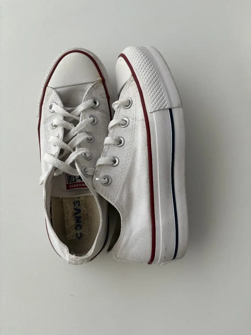 Zapatillas Converse blancas, clásicas y versátiles. Ideales para un look casual y cómodo.
