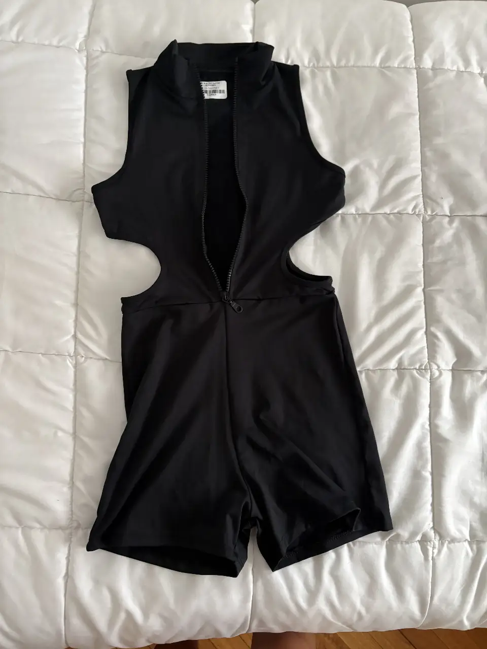 catsuit negro con cierre frontal y aberturas laterales.  NO ES DE MARCA!