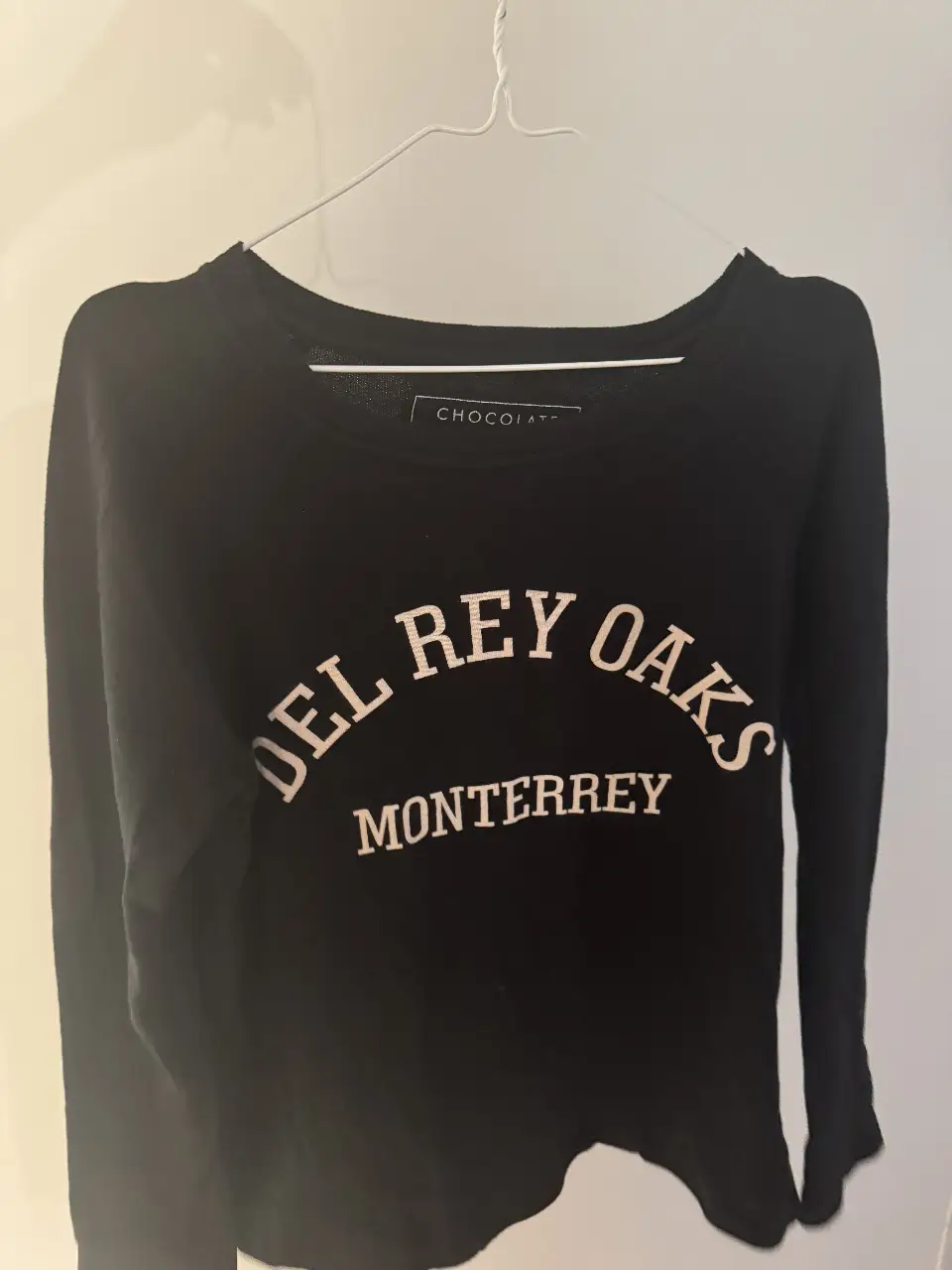 Buzo de cuello redondo negro con estampado "DEL REY OAKS MONTERREY" en blanco. Ideal para un look casual y cómodo. 100% algodon excelente calidad 