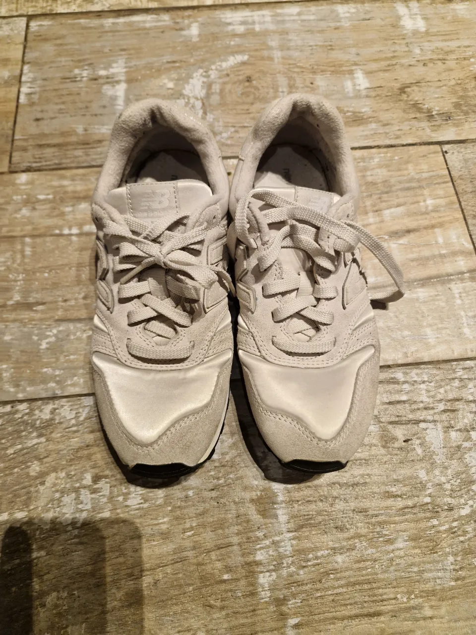 Zapatillas New Balance WL373OSP color gris claro, con detalles en gamuza y suela negra. Talle 37.5 EU.