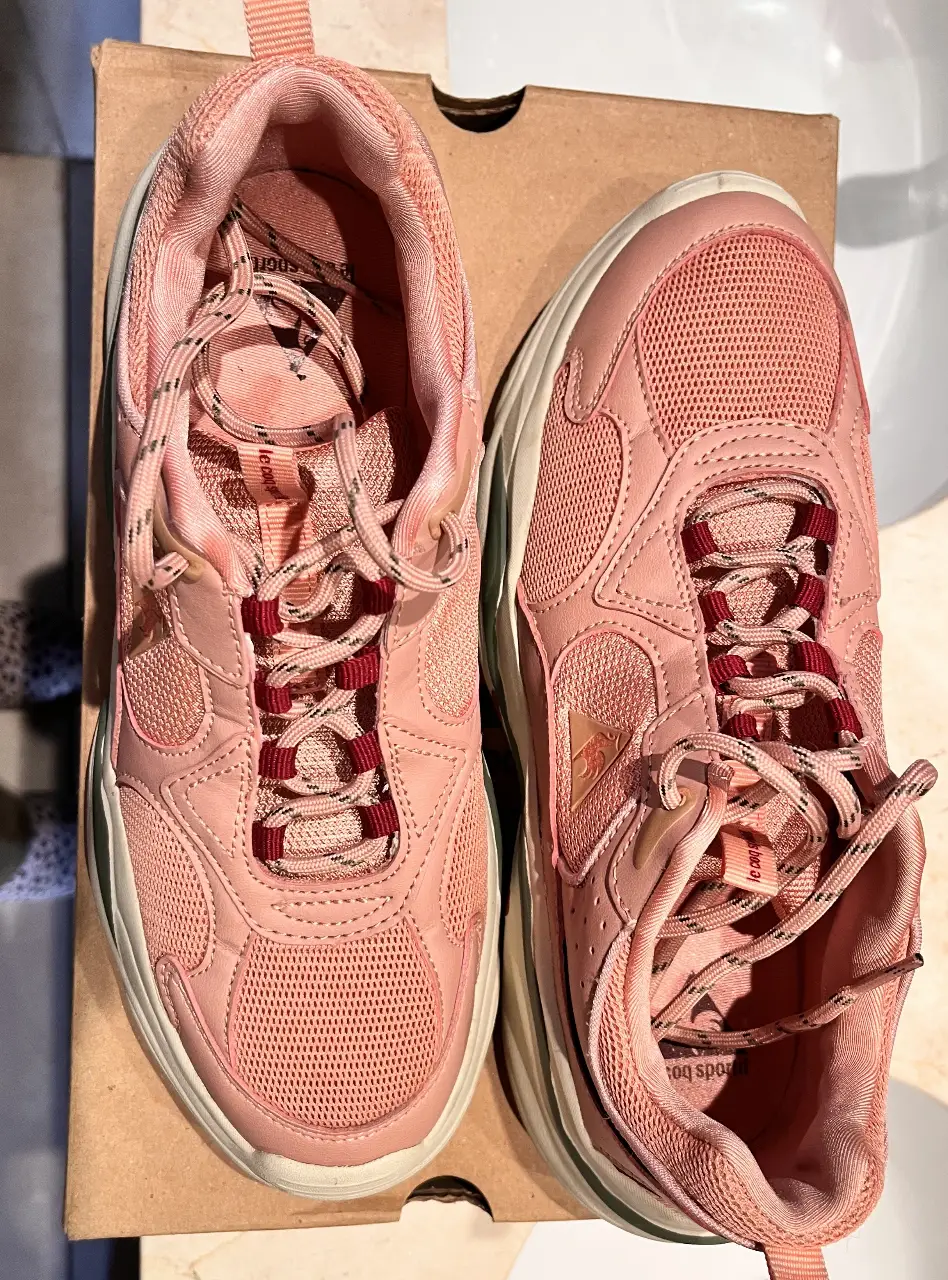 Zapatillas deportivas rosas con detalles en borgoña y suela gruesa. Ideales para un look casual y cómodo.