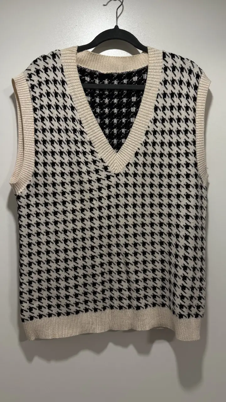 Chaleco tejido con diseño de pata de gallo en blanco y negro. Cuello en V y detalles en color crudo. Ideal para un look preppy y casual.