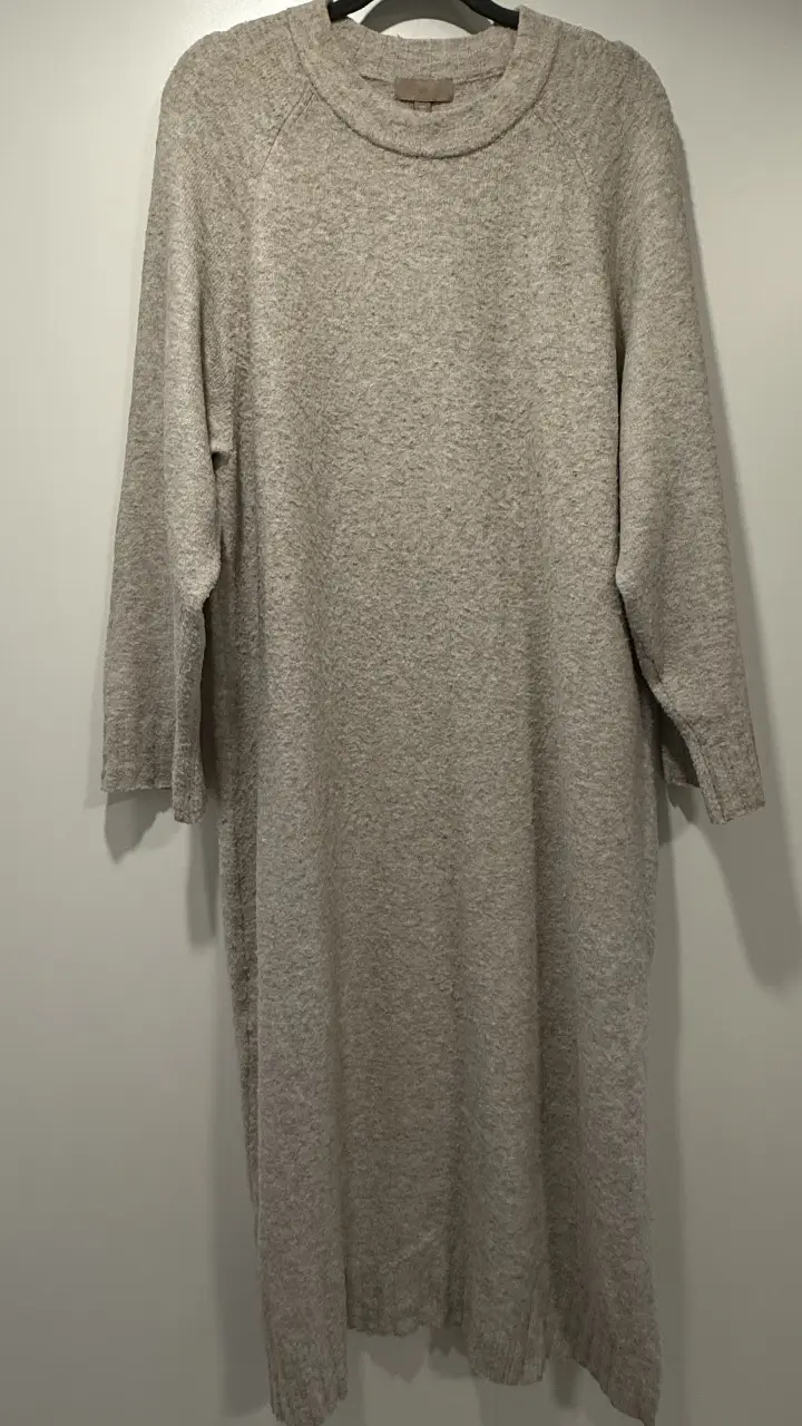 Vestido midi de punto, de manga larga y cuello redondo. Ideal para un look casual y cómodo.