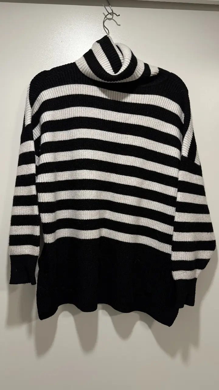 Sweater de cuello alto a rayas horizontales en blanco y negro. De la marca Sfera Collection, talle M.