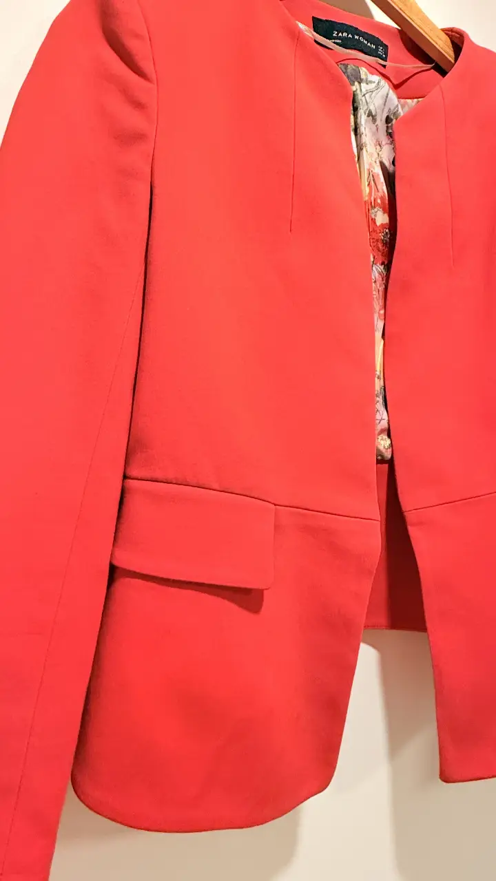 Blazer rojo de Zara Woman, con forro interior floral. Ideal para un look elegante y sofisticado.