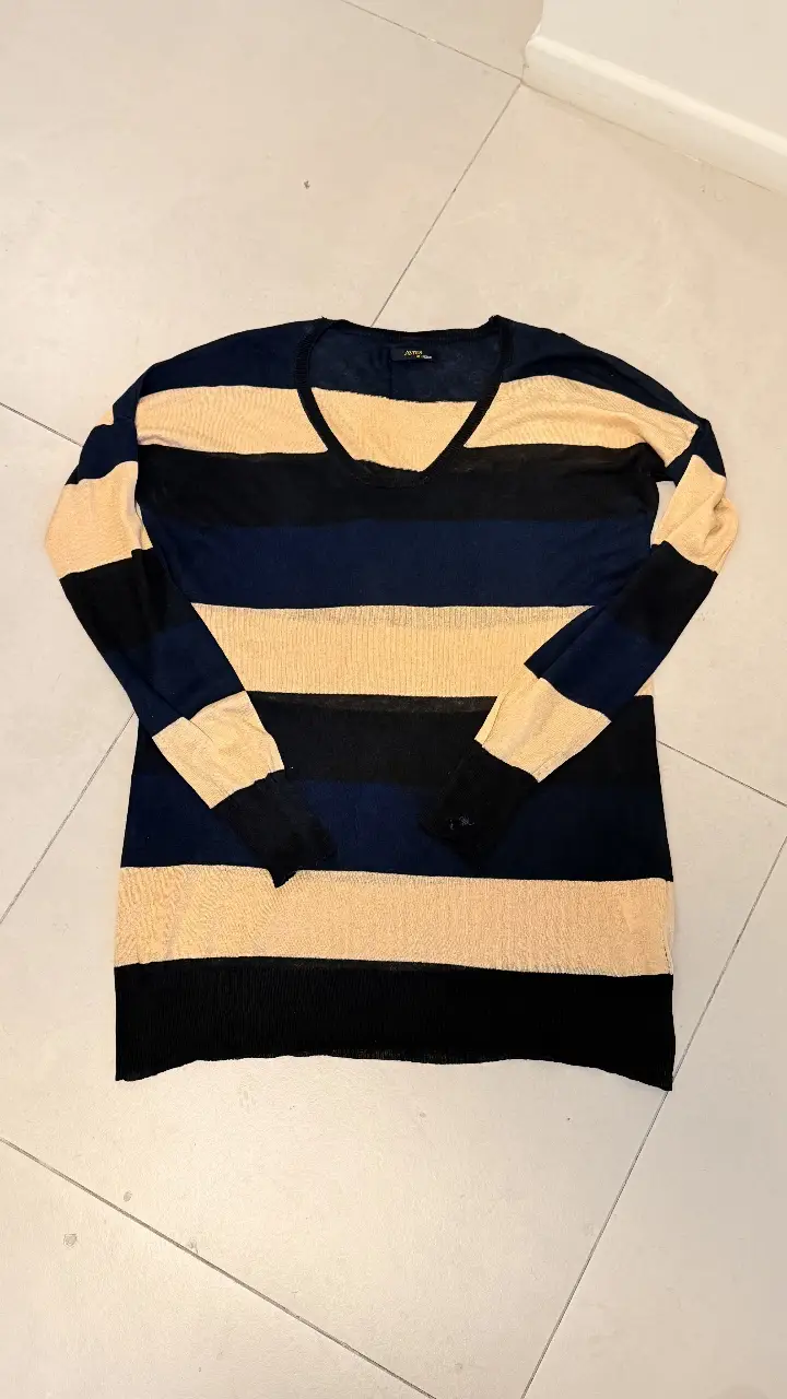 Sweater de mujer a rayas horizontales en color amarillo, azul y negro. Cuello en V. Ideal para un look casual y cómodo.