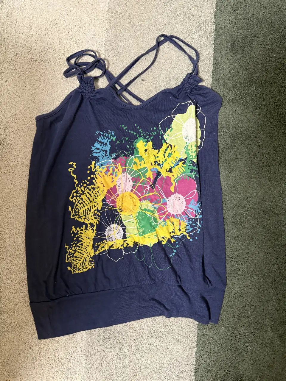 Musculosa de mujer azul marino con estampado floral multicolor. Ideal para un look casual y fresco. espalda cruzada. marca zucca