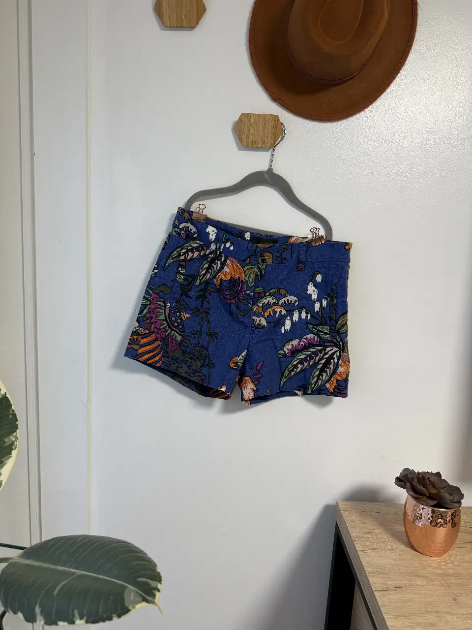Short de mujer de lino con estampado floral en tonos azules, naranjas y verdes. Talle 00, con cierre y botón. Ideal para un look casual y fresco.Talle 00