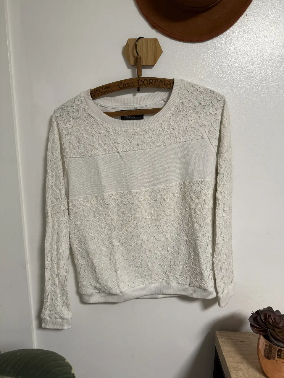 Sweater de mujer blanco con detalles de encaje. Ideal para un look casual y romántico. marca: opposite