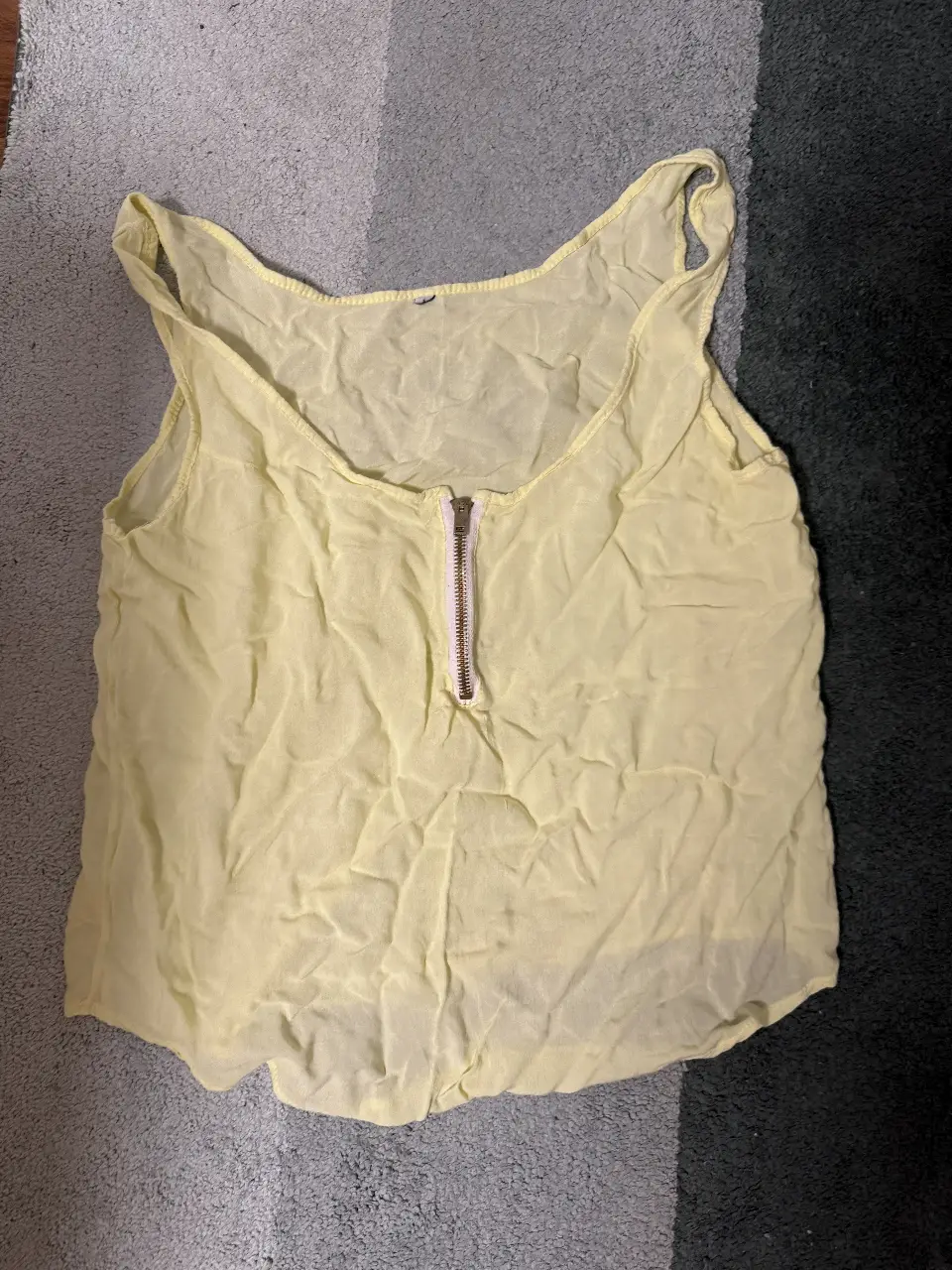 Musculosa amarilla con cierre frontal. Ideal para un look fresco y casual.