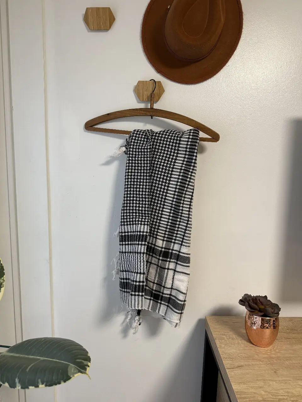 Pañuelo a cuadros blanco y negro, ideal para usar como accesorio de moda o para protegerse del sol. Perfecto para un look casual y versátil.