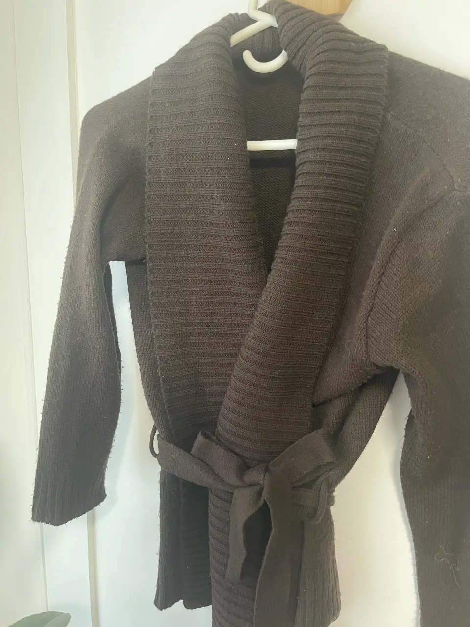 Cardigan marrón con cinturón, ideal para un look elegante y abrigado. Perfecto para usar en otoño e invierno. el color de esta temporada