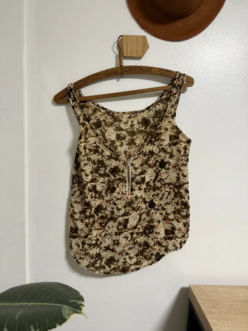 Musculosa con estampado floral en tonos marrones y crudos, con cierre frontal. Ideal para un look casual y fresco.material: gasa. creo que era de agárrate Catalina, le saqué la etiqueta porque raspaba