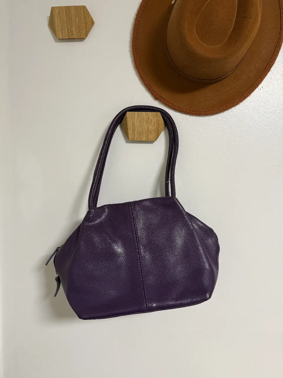 Cartera de mano de cuero color violeta. Diseño elegante y versátil, ideal para cualquier ocasión. super canchera, tiene detalles del paso del tiempo. pero súper usable no rota