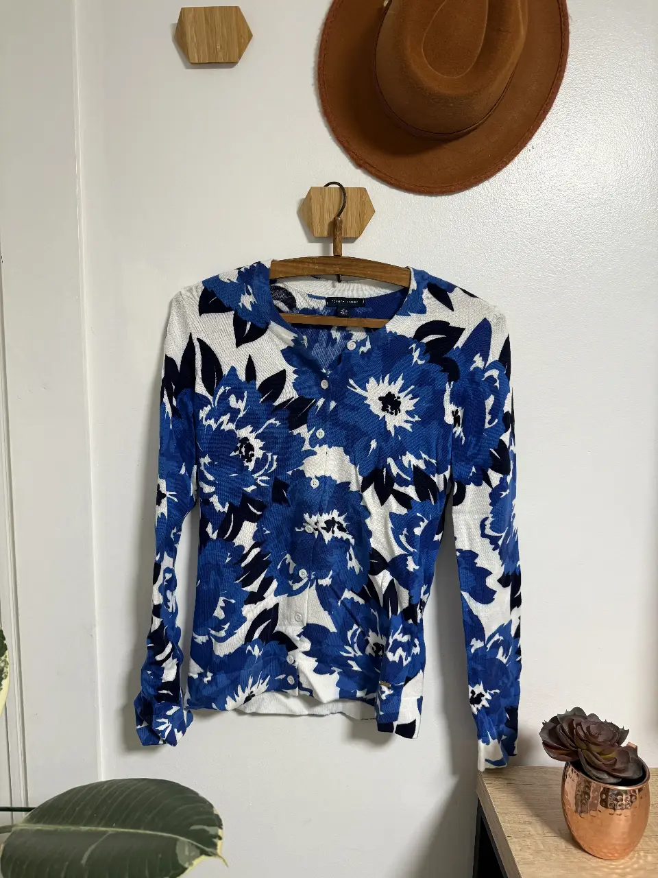 Cardigan de mujer Tommy Hilfiger con estampado floral en tonos azules y blancos. Ideal para un look casual y fresco.