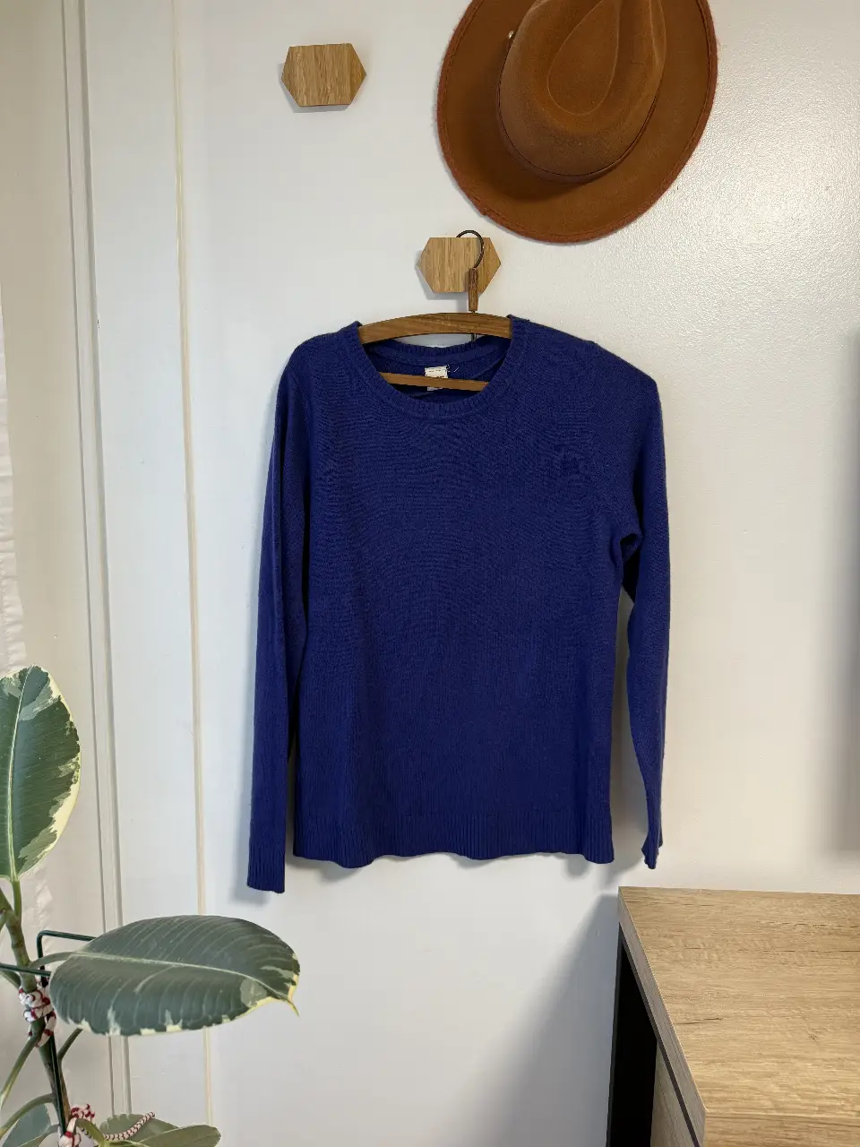 Sweater azul de cuello redondo, ideal para un look casual y abrigado. Perfecto para el invierno. marca: Ver