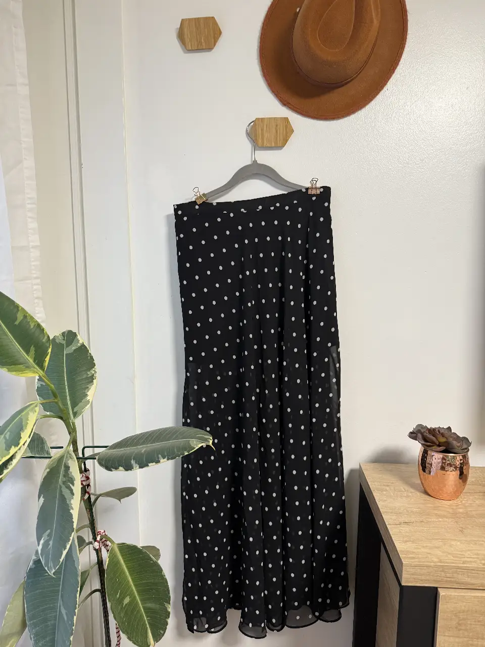 Pollera larga de gasa con lunares blancos sobre fondo negro. Ideal para un look casual o de fiesta.