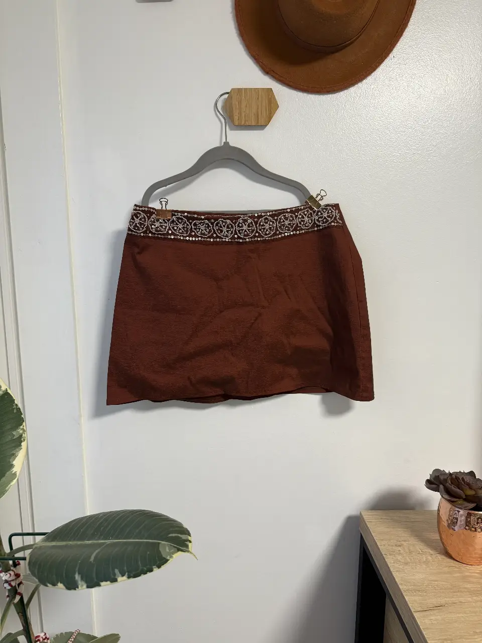 Pollera marrón con detalles bordados en la cintura. Ideal para un look elegante y sofisticado.