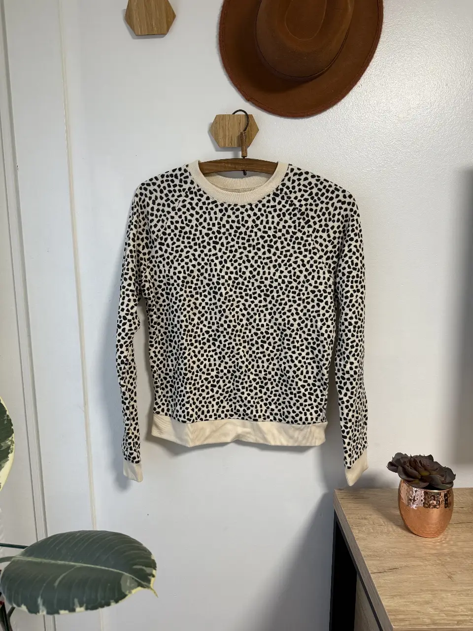 Buzo de cuello redondo de la marca Levi's con estampado de lunares en blanco y negro. Talle XS. Ideal para un look casual y cómodo.