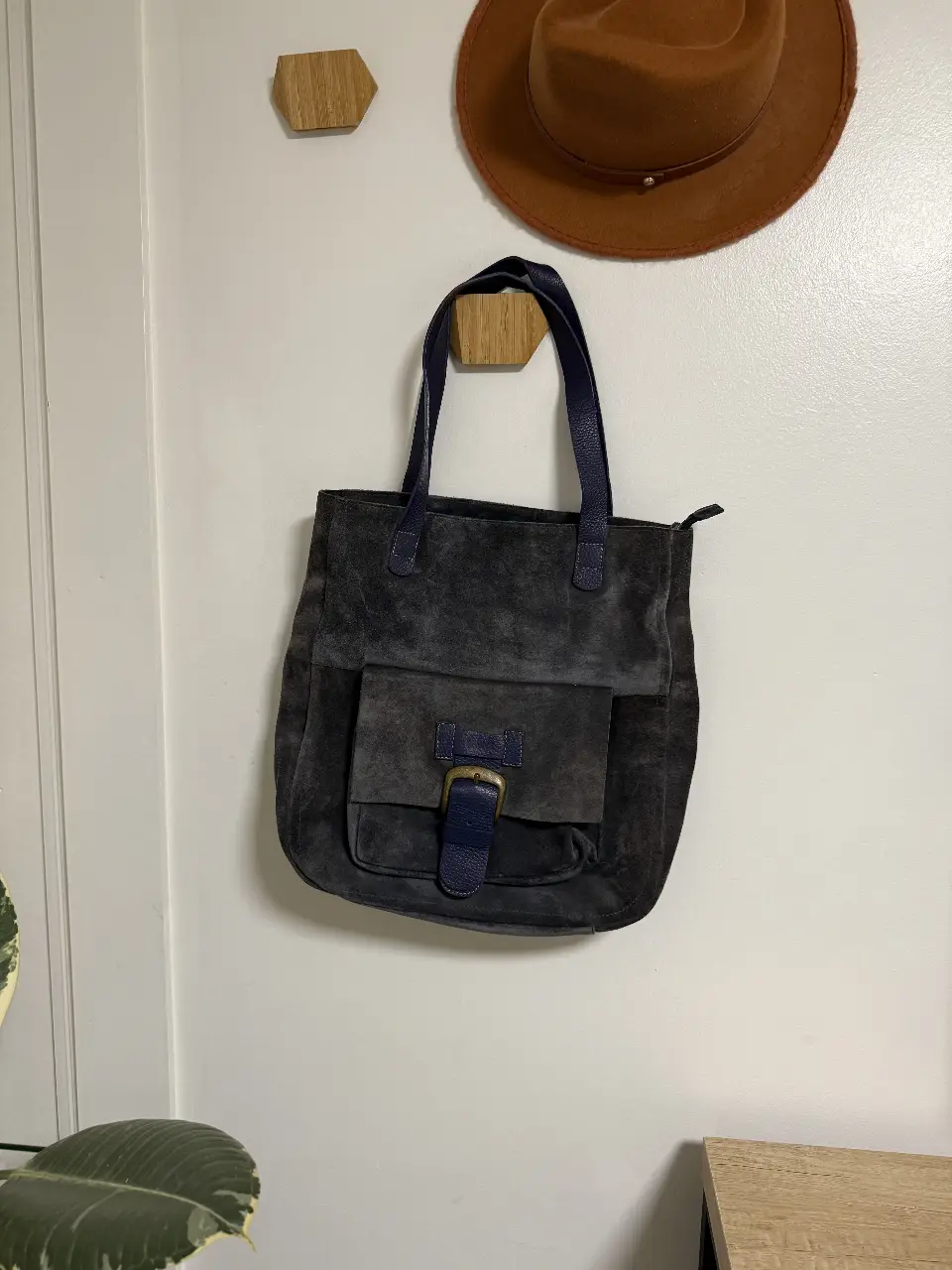 Bolso tote de gamuza azul con manija y detalles en cuero azul . Cuenta con un bolsillo frontal con hebilla. Ideal para para salir in finde semana bien canchera