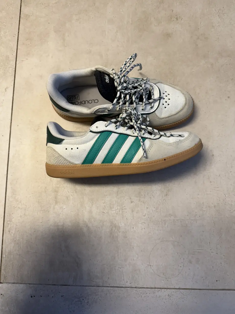 Zapatillas Adidas blancas con detalles en verde y suela de goma. un solo uso, me equivoqué en la talla, y ya era tarde para devolverlas. mas q impecables! caos nuevas 