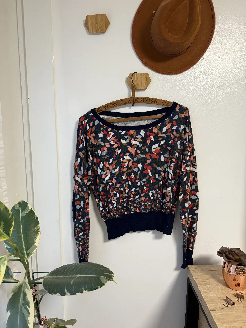 Sweater de mujer con estampado geométrico en tonos rojo, blanco, verde y azul marino. Cuello bote y puños en azul marino. pitico es a tono, Ideal para un look casual y moderno. Talle 1 (38)