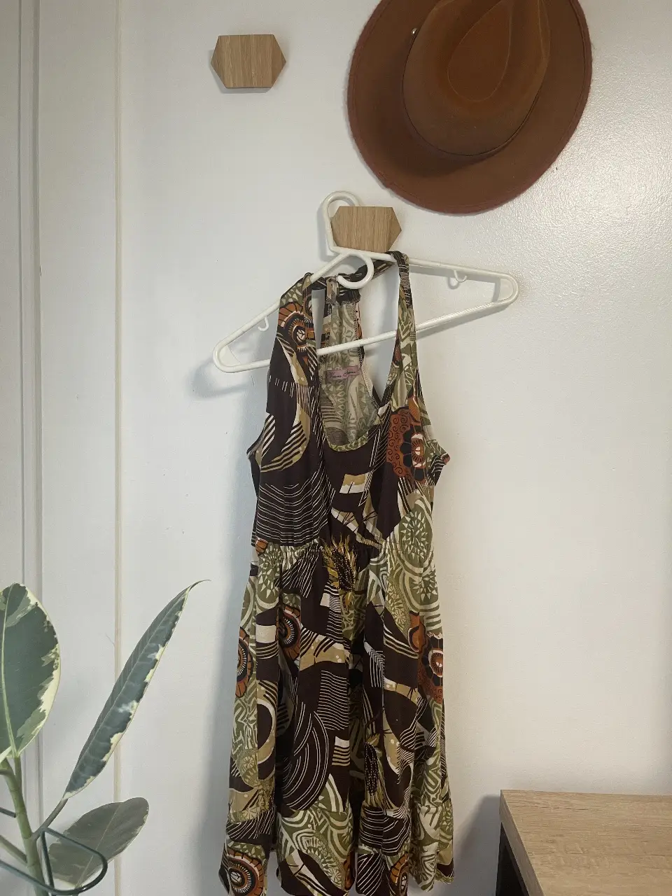 Vestido midi con estampado abstracto en tonos marrones, verdes y naranjas. Ideal para un look bohemio y fresco. marca artesanal