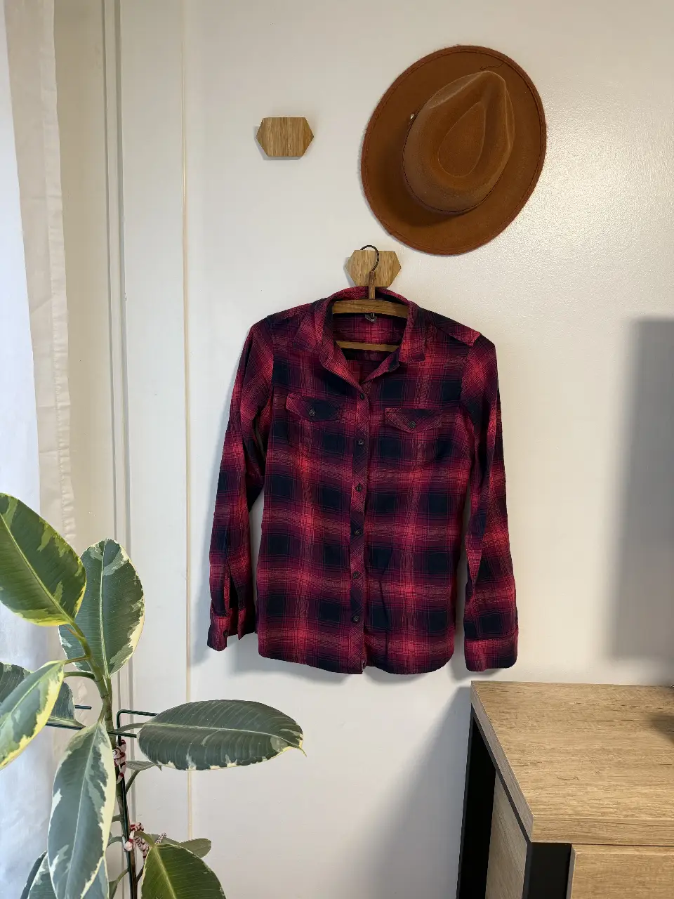 Camisa a cuadros con rojos/magentas y negro de mujer, corte clásico, manga larga, de franela. Ideal para un look casual y abrigado.
