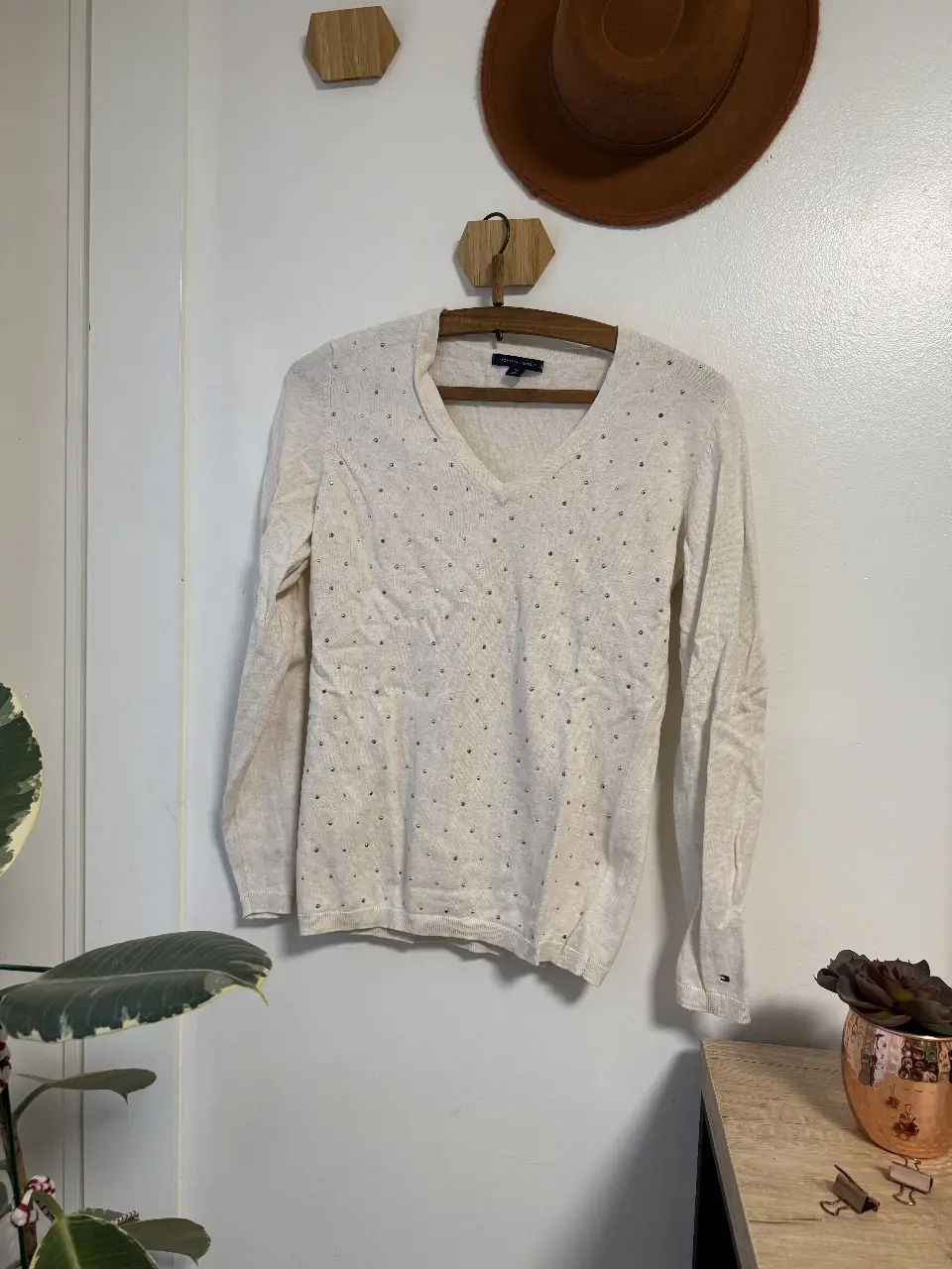 Sweater de mujer Tommy Hilfiger color blanco con detalles brillantes. Talle S/P. Ideal para un look casual y elegante.