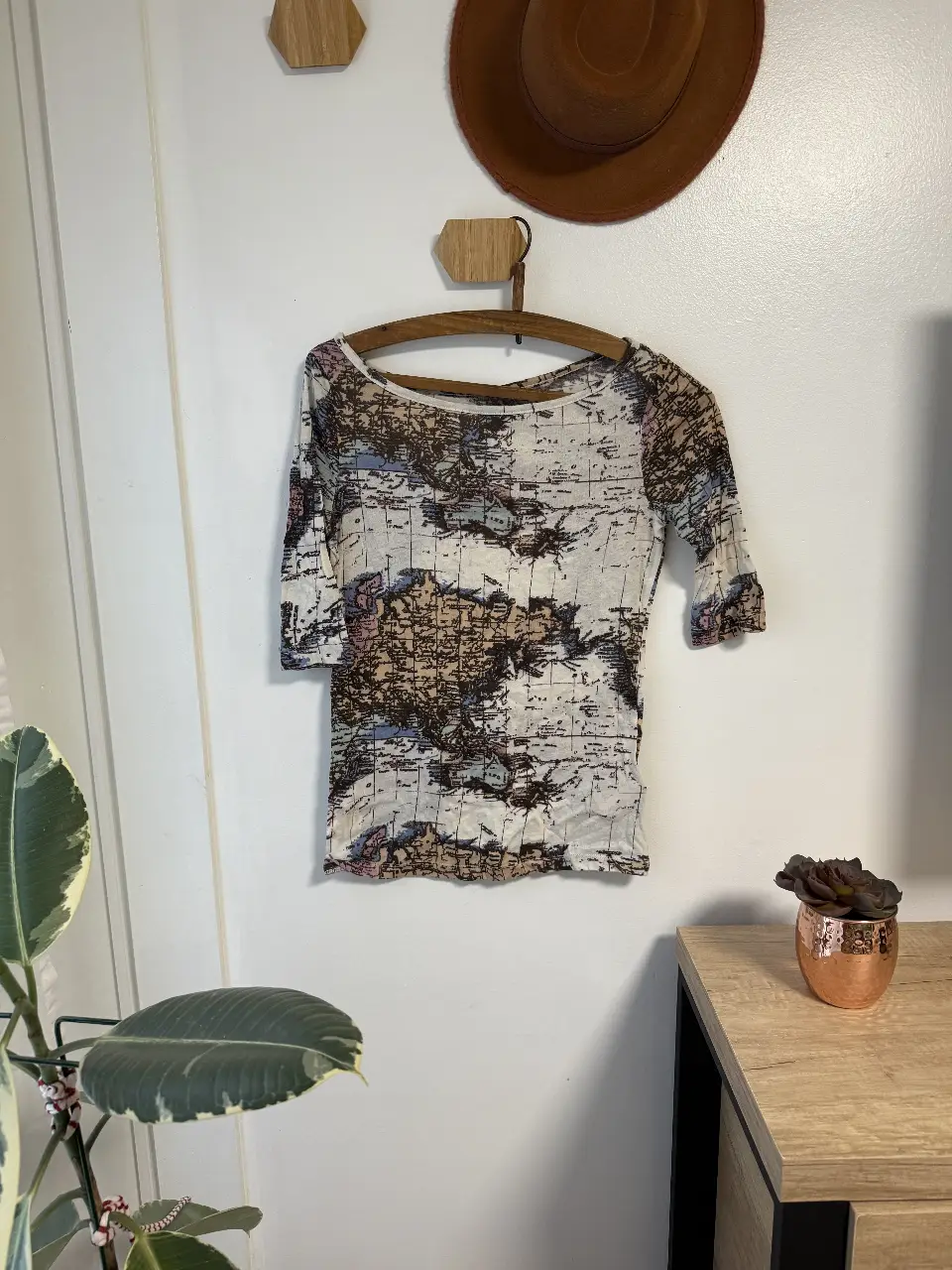 Remera de manga 3/4 con estampado de mapa mundi. De la marca Urban Outfitters, talle S.