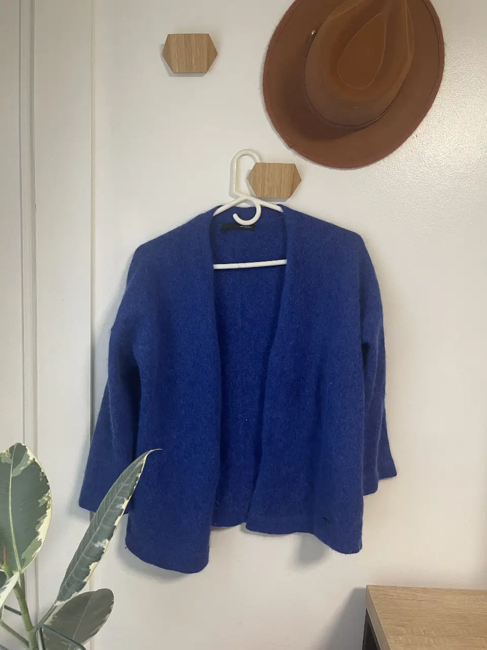 Cardigan azul de lana, ideal para un look casual y abrigado. Perfecto para combinar con diferentes outfits. impecable sin defectos 