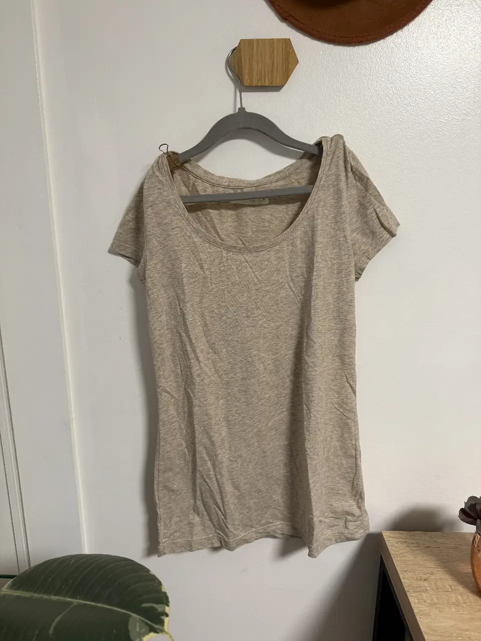 Remera de manga corta en color crudo, ideal para un look casual y cómodo. Confeccionada en tejido suave y ligero, perfecta para el día a día. Talle 40