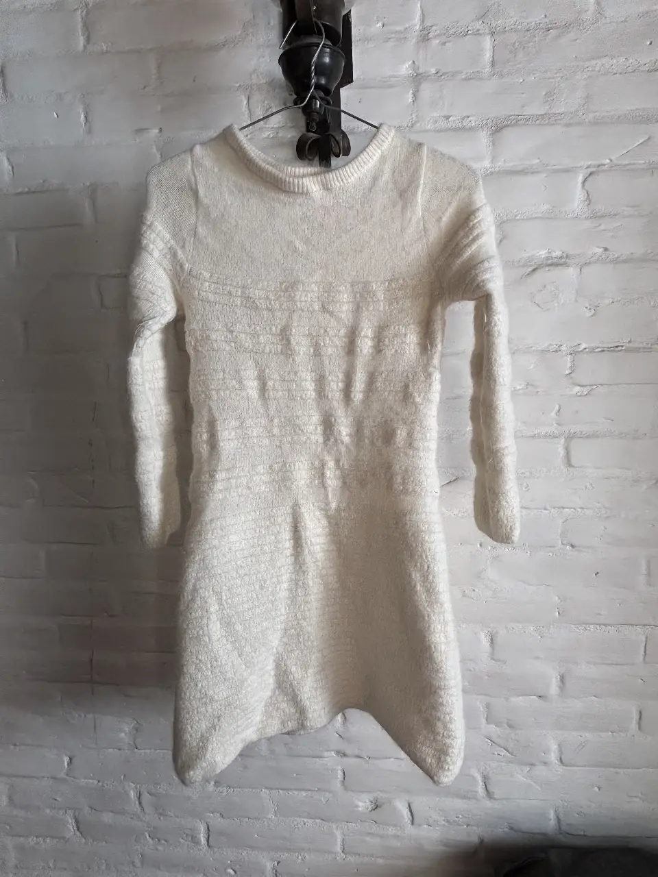 Vestido mini tejido en color blanco, ideal para un look casual y cómodo. Perfecto para el invierno.