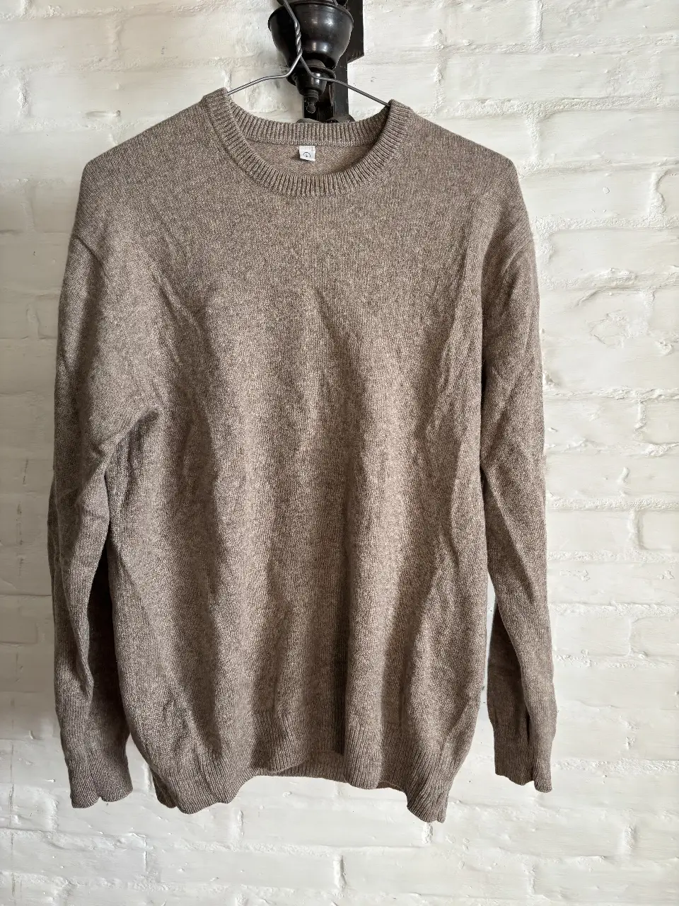 Sweater de hombre color marrón, de cuello redondo, ideal para el invierno. Perfecto para un look casual y abrigado. medidas: espalda51. sisa54 largo69
