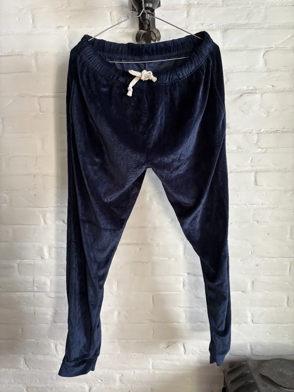 Pantalón de terciopelo azul marino, ideal para un look cómodo y elegante. Con cintura elastizada y cordón para ajustar, perfecto para usar en casa o para salir. medidas: cintura 48 cadera61 eñastizafos de plush