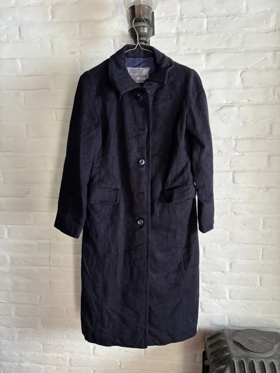 Tapado largo de paño azul marino, con botones y bolsillos. Ideal para el invierno, un clásico atemporal. medidas: espalda40 sisa46 largo 105