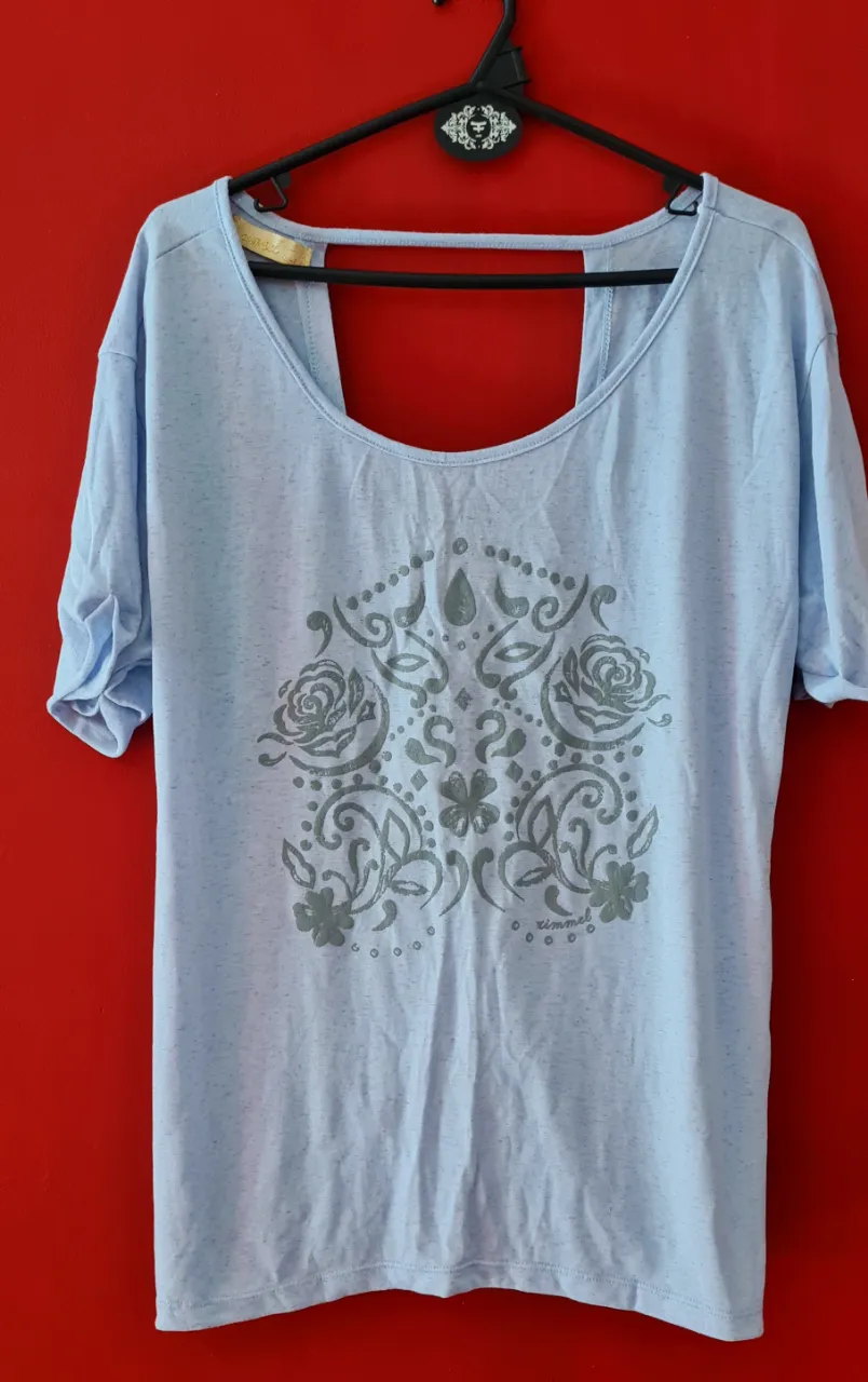 Remera manga corta súper canchera con estampa floral y diseño de espalda abierta. Ideal para un look relajado y con onda.